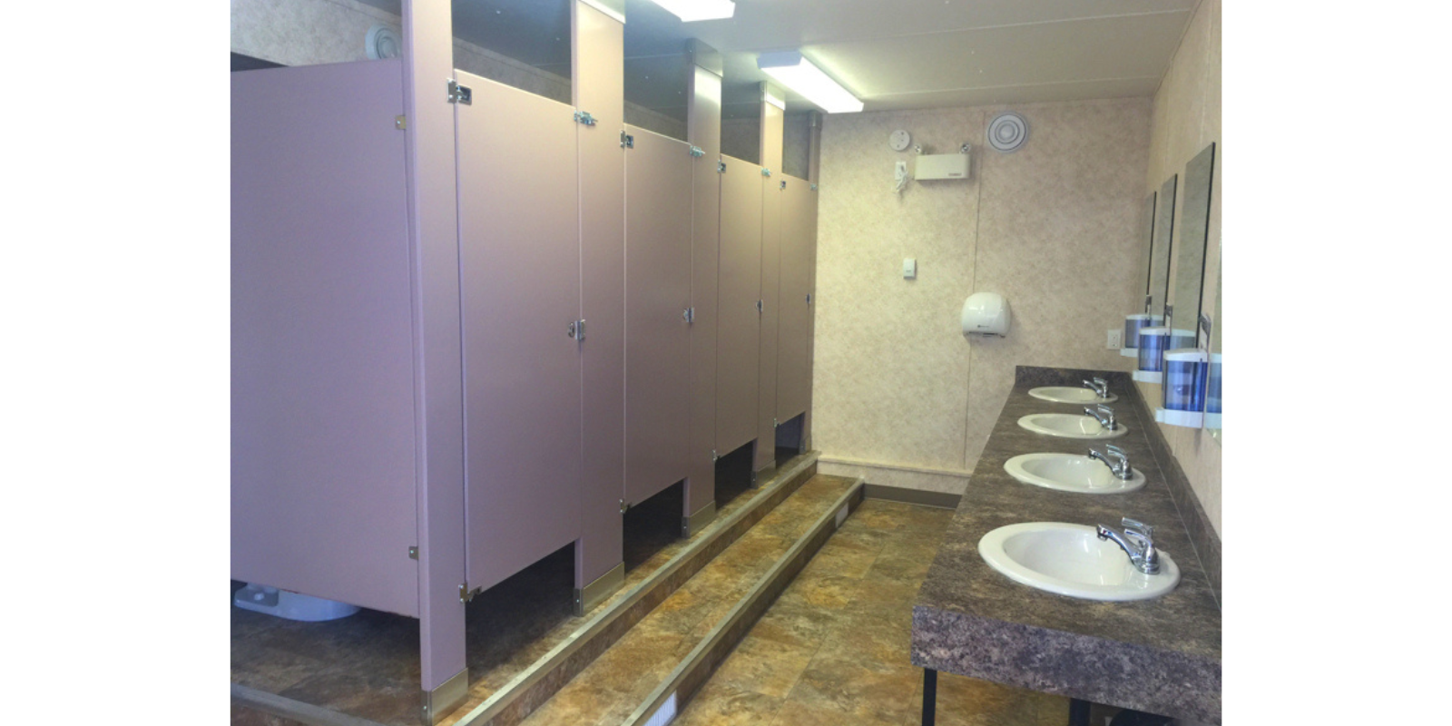DWC – Deluxe Wash Car – Bathroom View 2